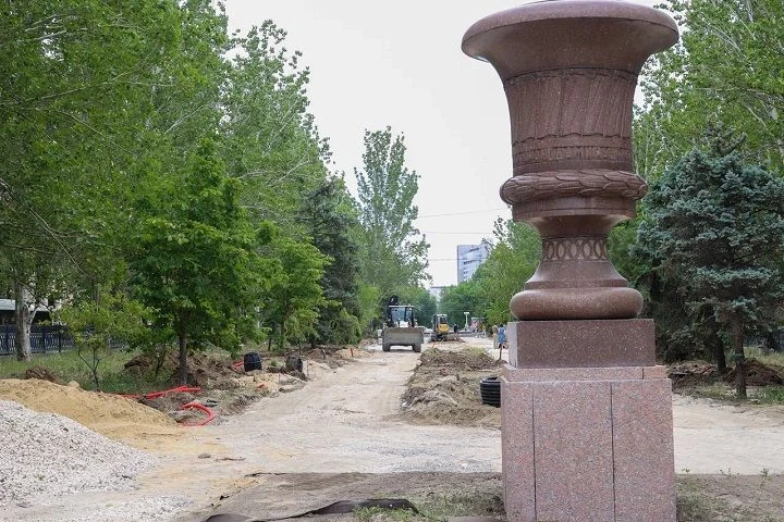 В Центральном районе Волгограда идёт обустройство сквера в память о режиссёре и политич...