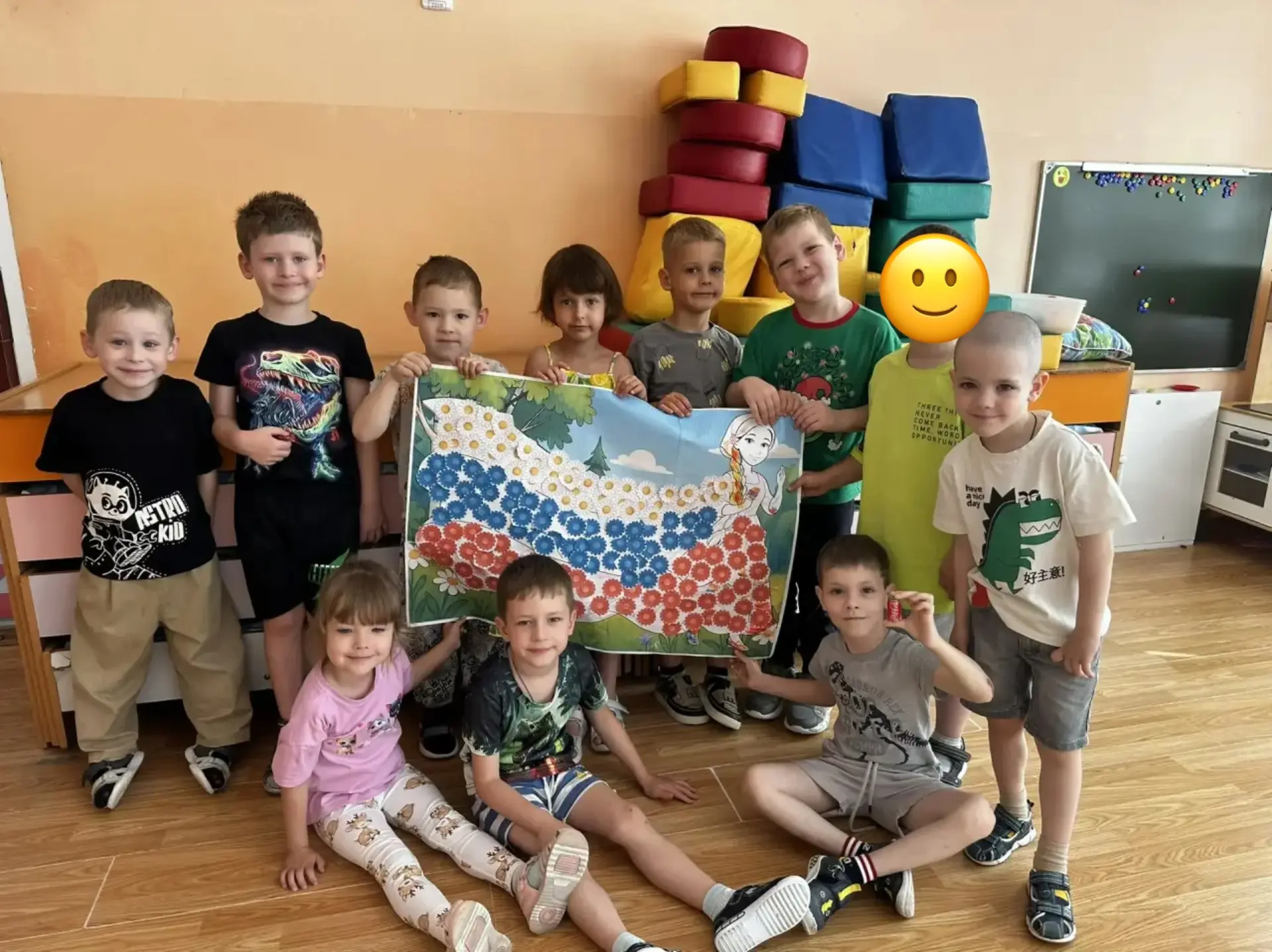 Что мы Родиной зовём?
Дом, где мы с тобой живём,
И березки, вдоль которых
Рядом с мамой мы идем...

