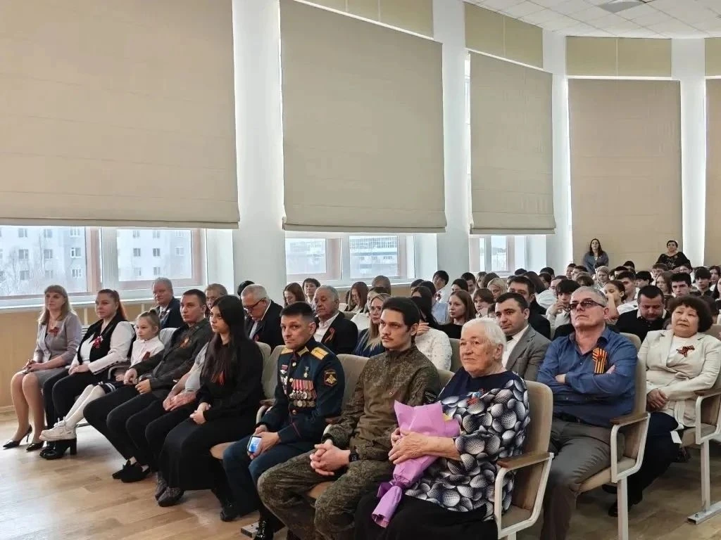 В Когалымском политехническом колледже состоялся праздничный концерт, посвященный Дню Победы в Велик