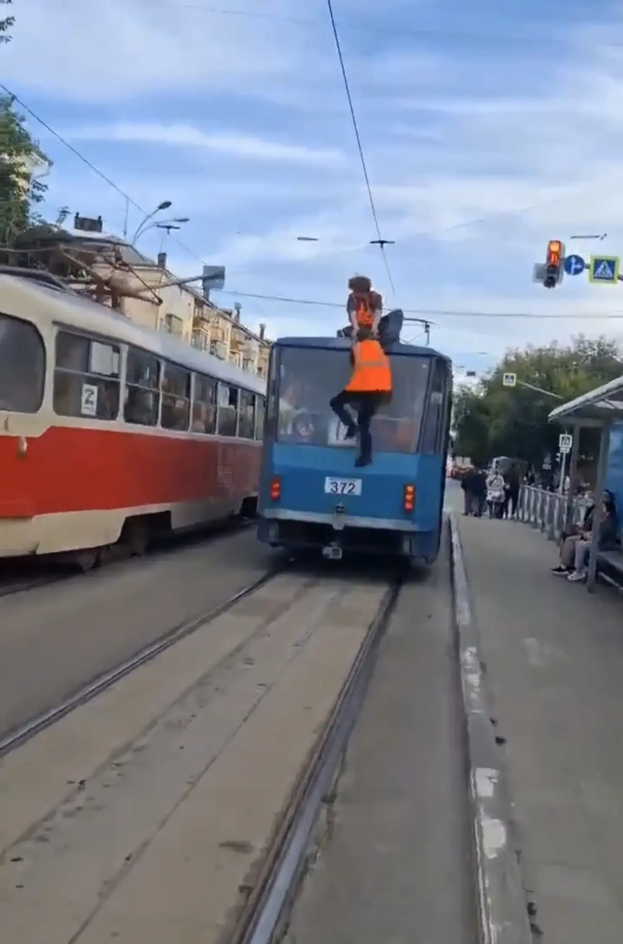 Новый уровень, зацеперы уже в жилетках на трамваи залазят 🤯

Прислать новость: админ