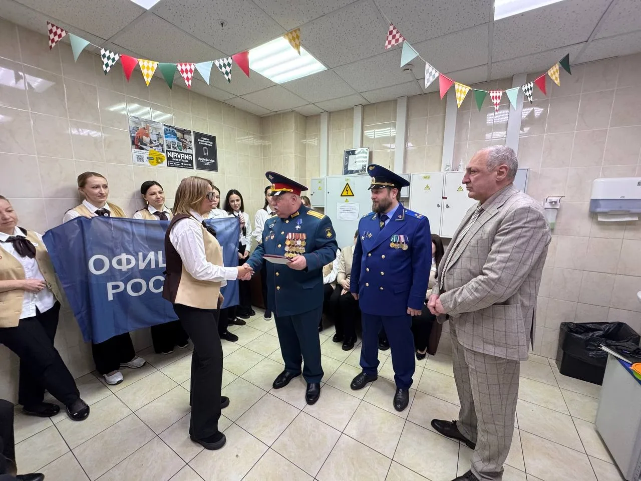 🥇Медаль «За бескорыстную помощь воинам России» получила сотрудница МФЦ Сургута   👍Церемония награжде