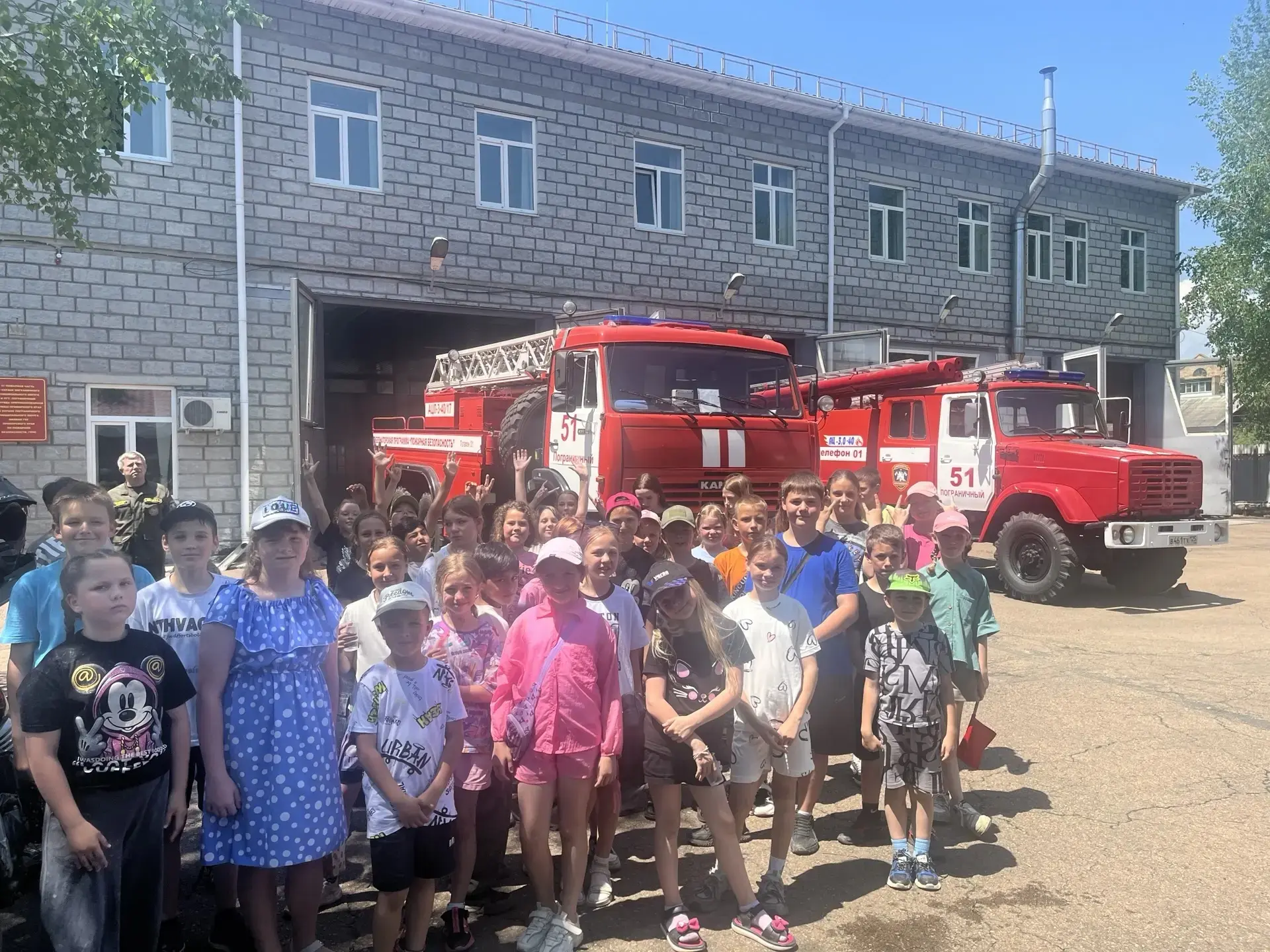 "Весёлая радуга"
Ребята из пришкольного лагеря "Планета детства" побывали в пожарной части 51. Повто
