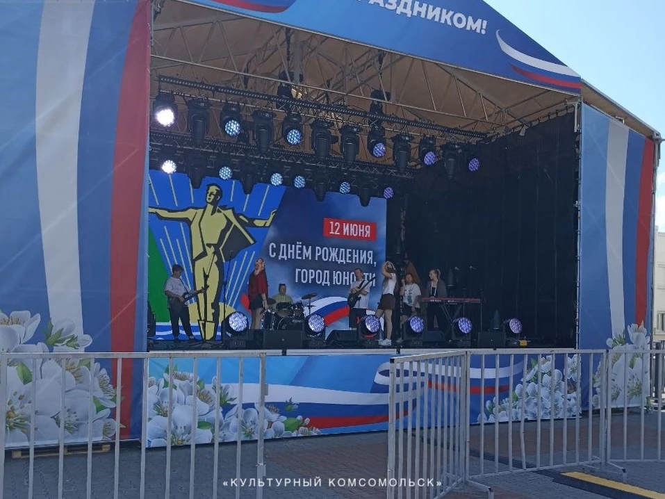 На сцене, которую установили на площади перед Драматическим театром, проходят репетиции...