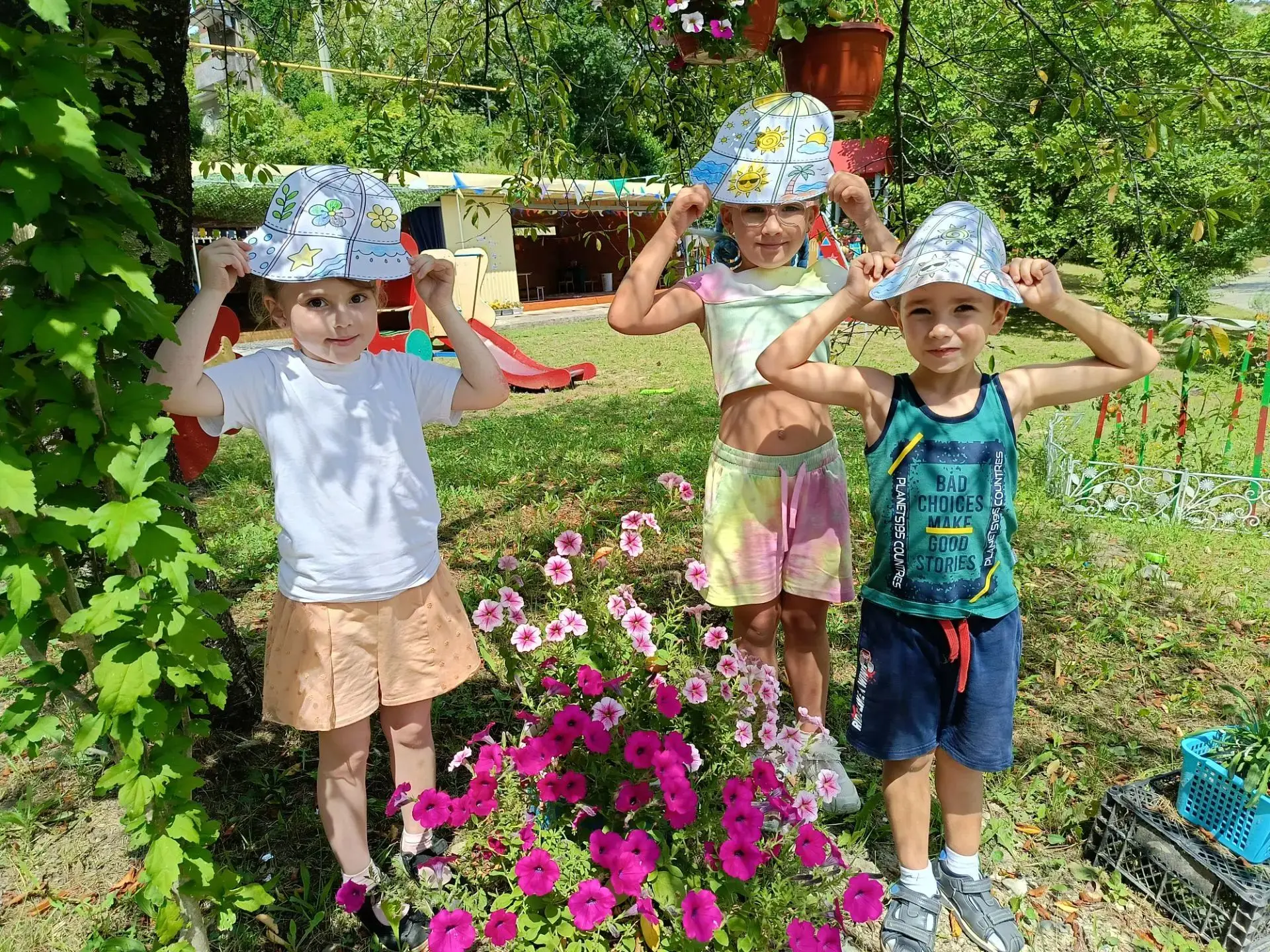 Сегодня в группе «Цветные ладошки» (воспитатель Махначева О. В.) повторяли правила безопасности на д