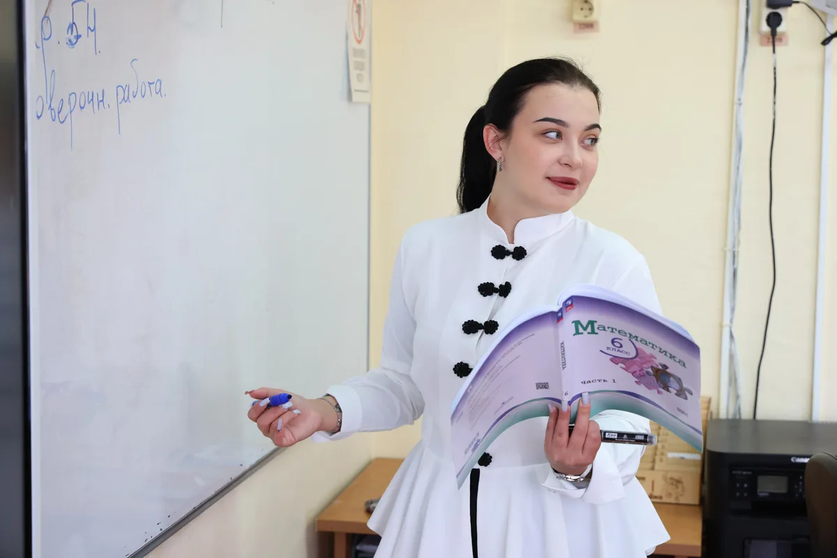 👩‍🏫 Они еще вчера сидели за партами, а сегодня — встречают детей у доски