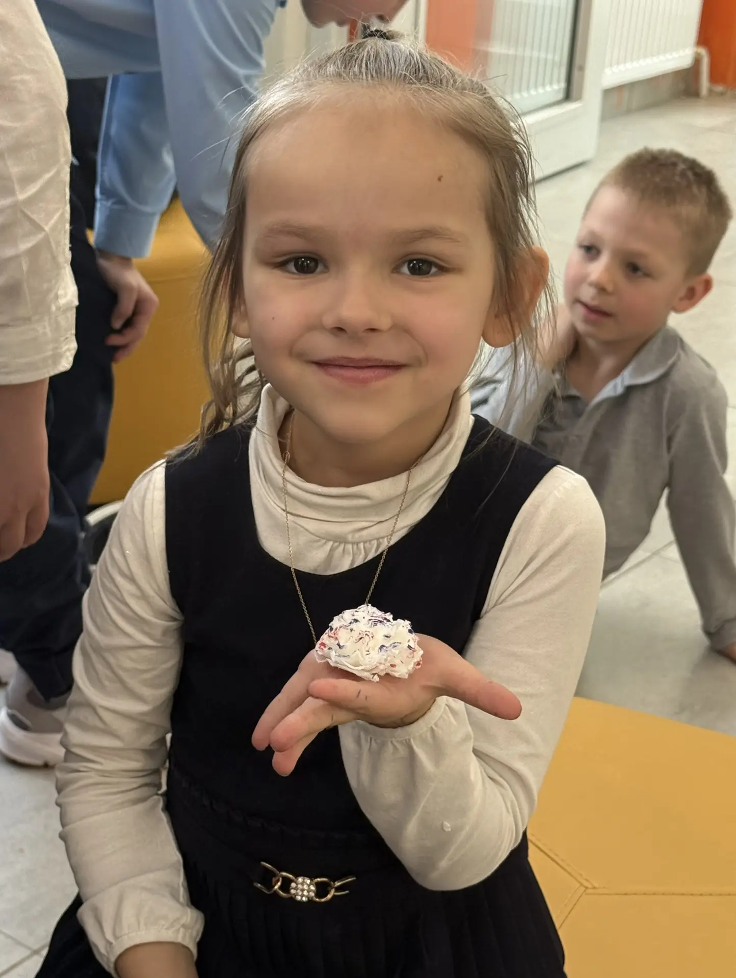 Сегодня в Гимназии прошел день цветов 🌸🎨 Старшеклассники из школьного самоуправления организовали  м