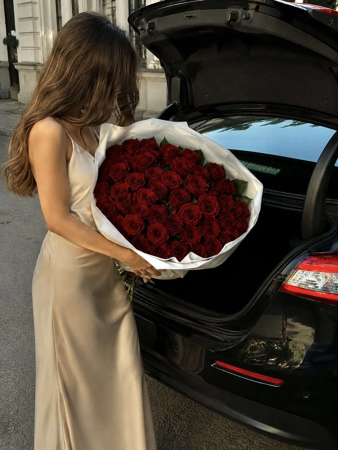 Она может сказать: “Не надо было…”  
Но улыбка выдаст всё ❤️

Красные розы — это не просто цветы.  
