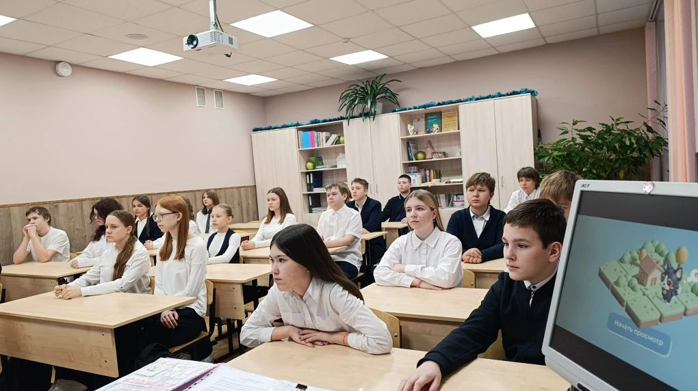 🇷🇺Первая учебная неделя 2026 года в нашей школе традиционно началась с церемонии поднятия флага Росс