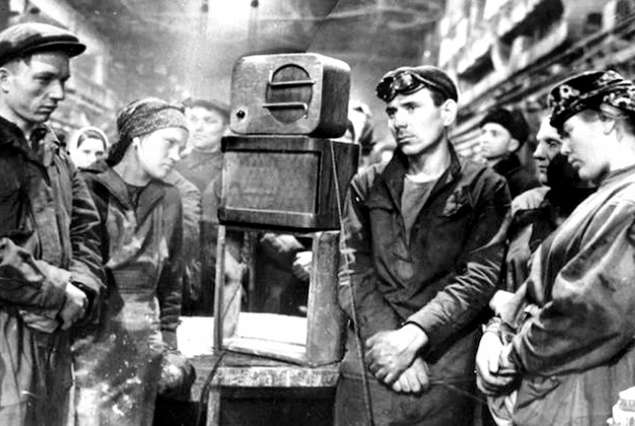 Рабочие завода «Динамо» слушают сообщение о смерти Сталина, 1953 год.