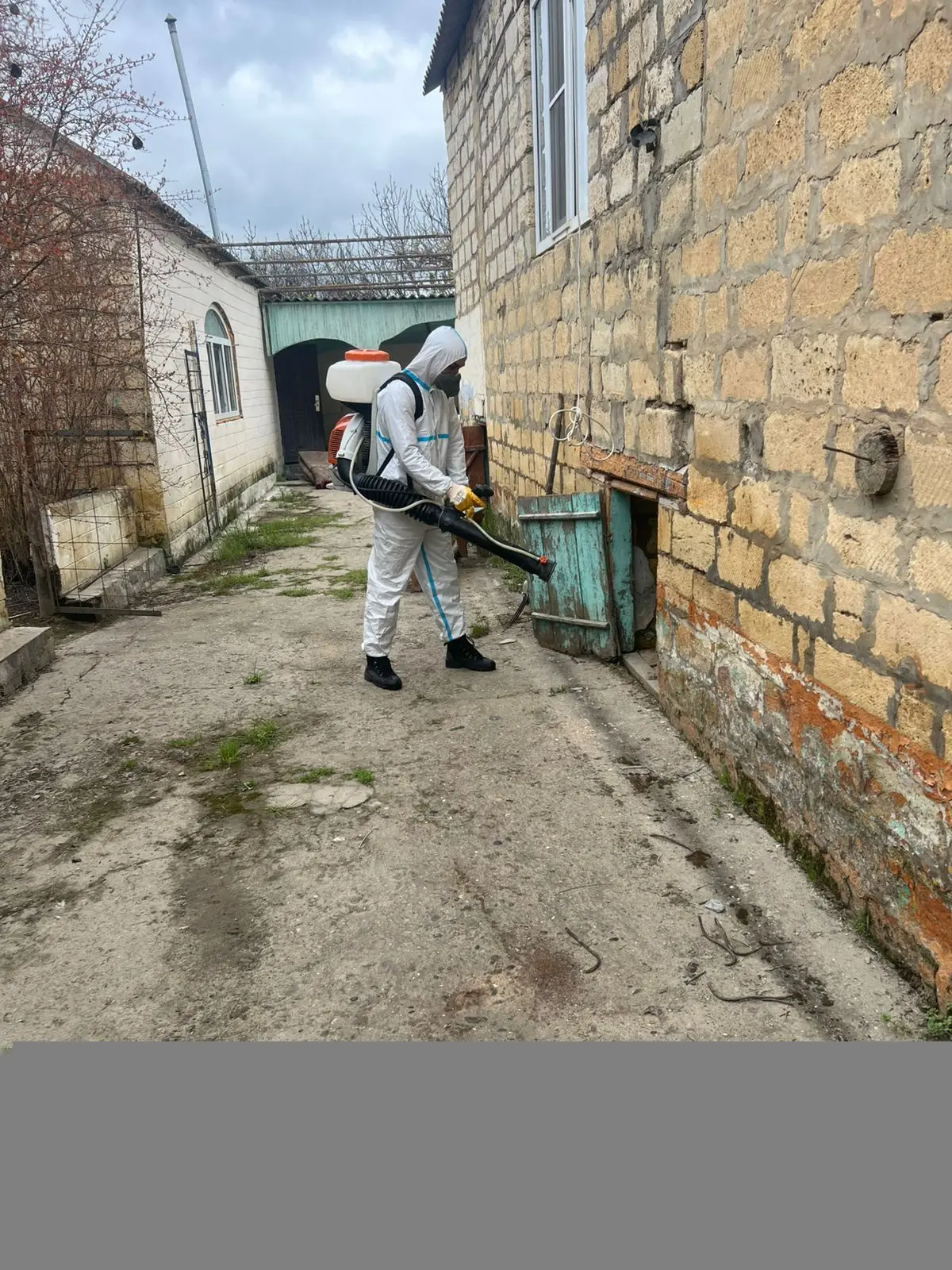 🔵 В  Дербентском районе спасателями республики продолжается работа по оказанию помощи населению.   В