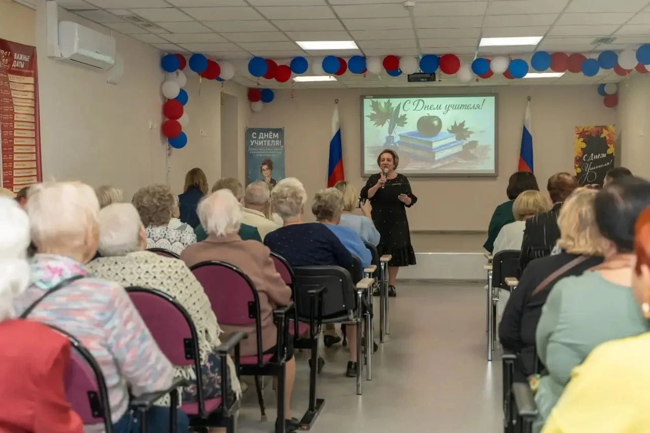 Поздравил учителей-ветеранов с наступающим Днем учителя