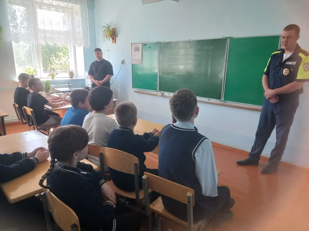 🚔 Безопасность на первом месте: сотрудники ГИБДД провели беседу перед летними каникулами