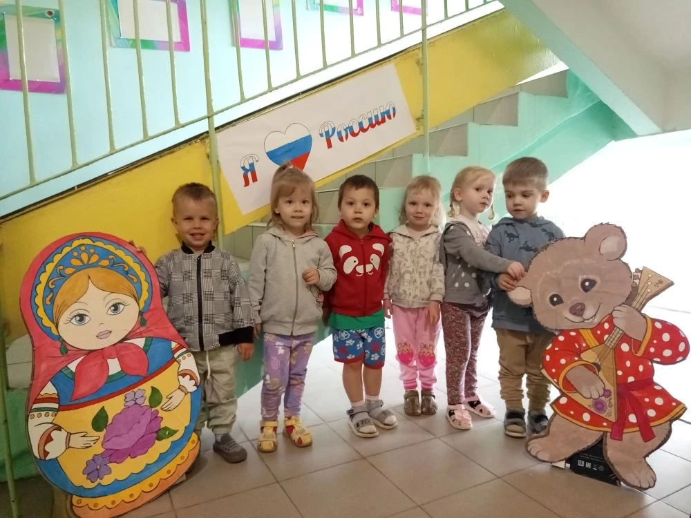 🇷🇺 Даже наши малыши из 1 группы "Солнышко" приняли участие в подготовке к празднику - Дню России. 
