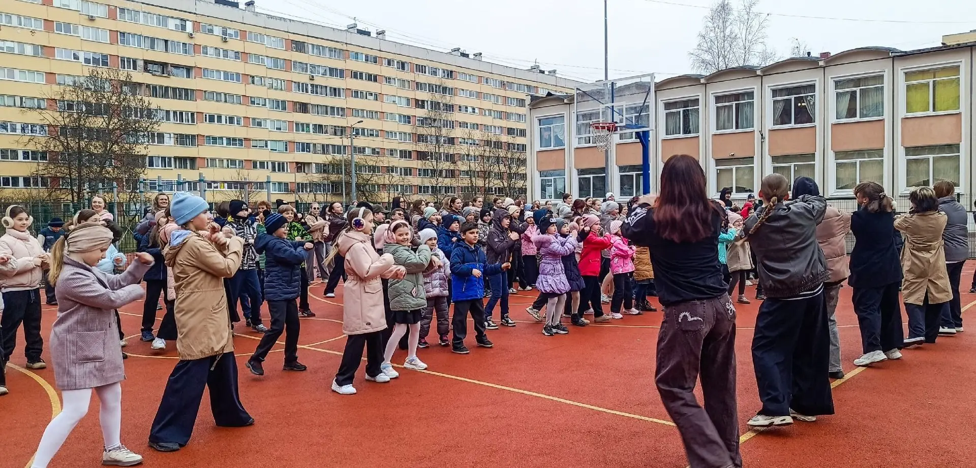 ☀️Бодрое утро в нашей школе!  Что может быть лучше зарядки на свежем воздухе? Только зарядка, котора