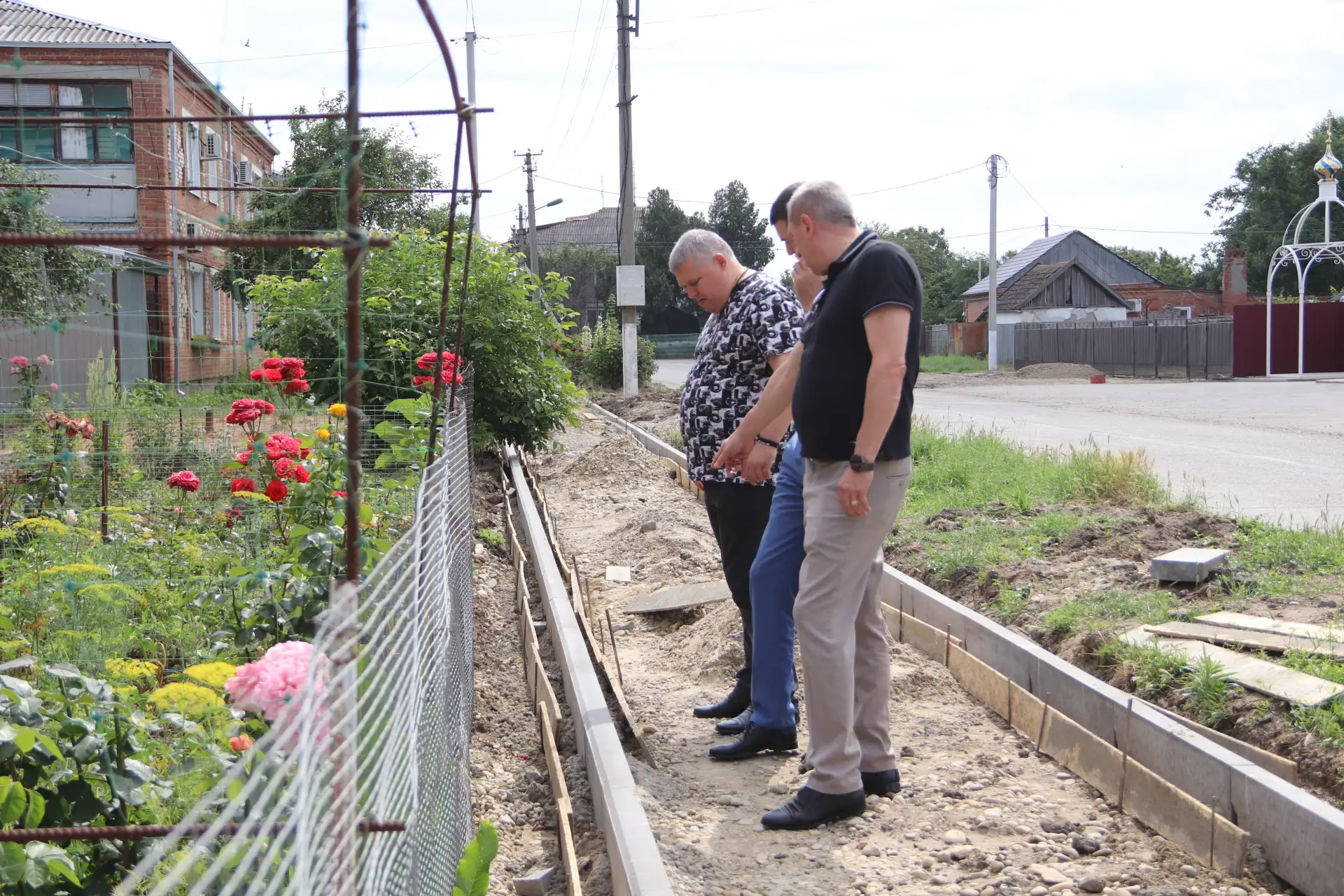 Глава поселения Алексей Николаевич Стойкин совместно с председателем Совета Тбилисского сельского по