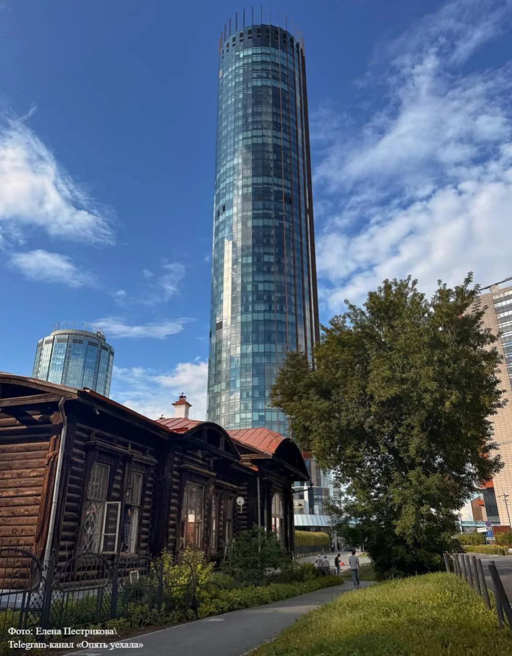 🏠Дом Соколова в Екатеринбурге

Сам по себе это город контрастов. Здесь удивительным образом уживает