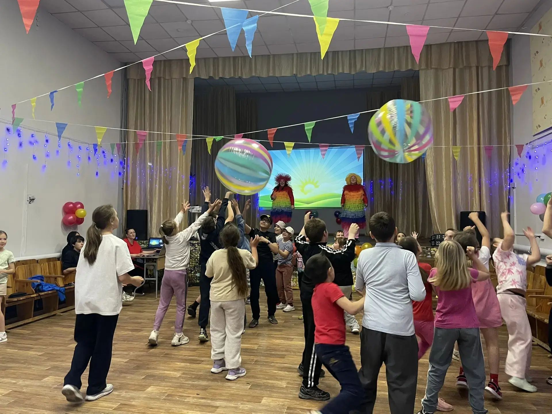 ПРАЗДНИК СМЕХА, ИГР И ДРУЖБЫ🎊

🌞Летний пришкольный лагерь побывал на замечательном празднике, посв