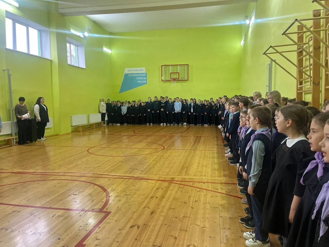 Традиционное утро понедельника началось с торжественной линейки 🚩, церемонии поднятия ...