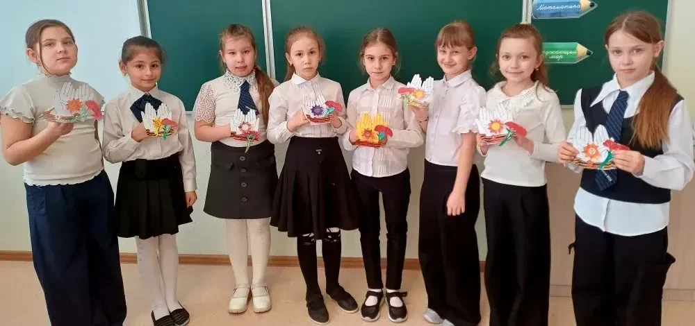 🕊️ Урок памяти и творчества во 2 «Ж» классе! Ребята начали подготовку ко Дню Победы на уроках труда: