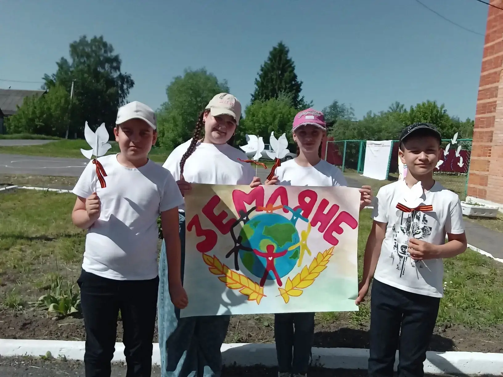 Сегодня 22 мая, мальчишки и девчонки из нашей школы , в возросте 10-11 лет, приняли уча...