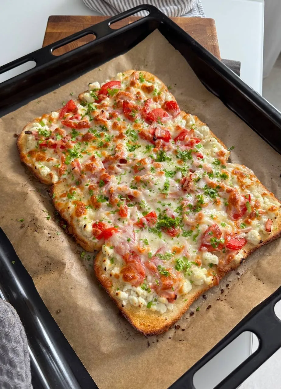 Белковая пицца на тостах
🍕🍕🍕

Ингредиенты:
• Тостовый хлеб — 6 ломтиков
• Куриные яйца — 2 шт
• М