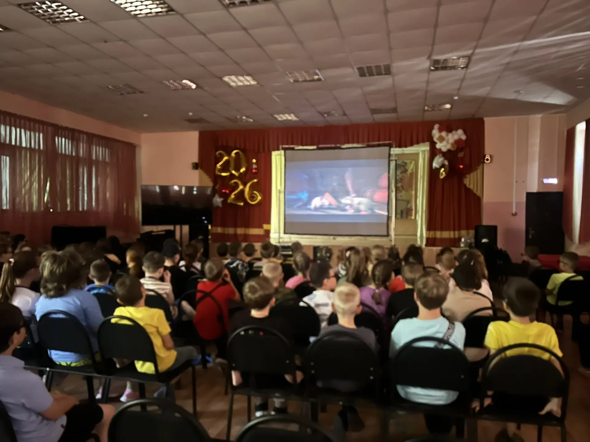 Сегодня мы посмотрели фильм в 3D‑очках — такое ощущение, будто герои прямо рядом! 😱🎞️ Впечатлений 