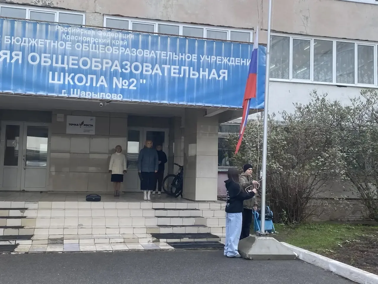 В нашей школе неизменно каждую неделю  осуществляется церемония поднятия Государственного флага Росс