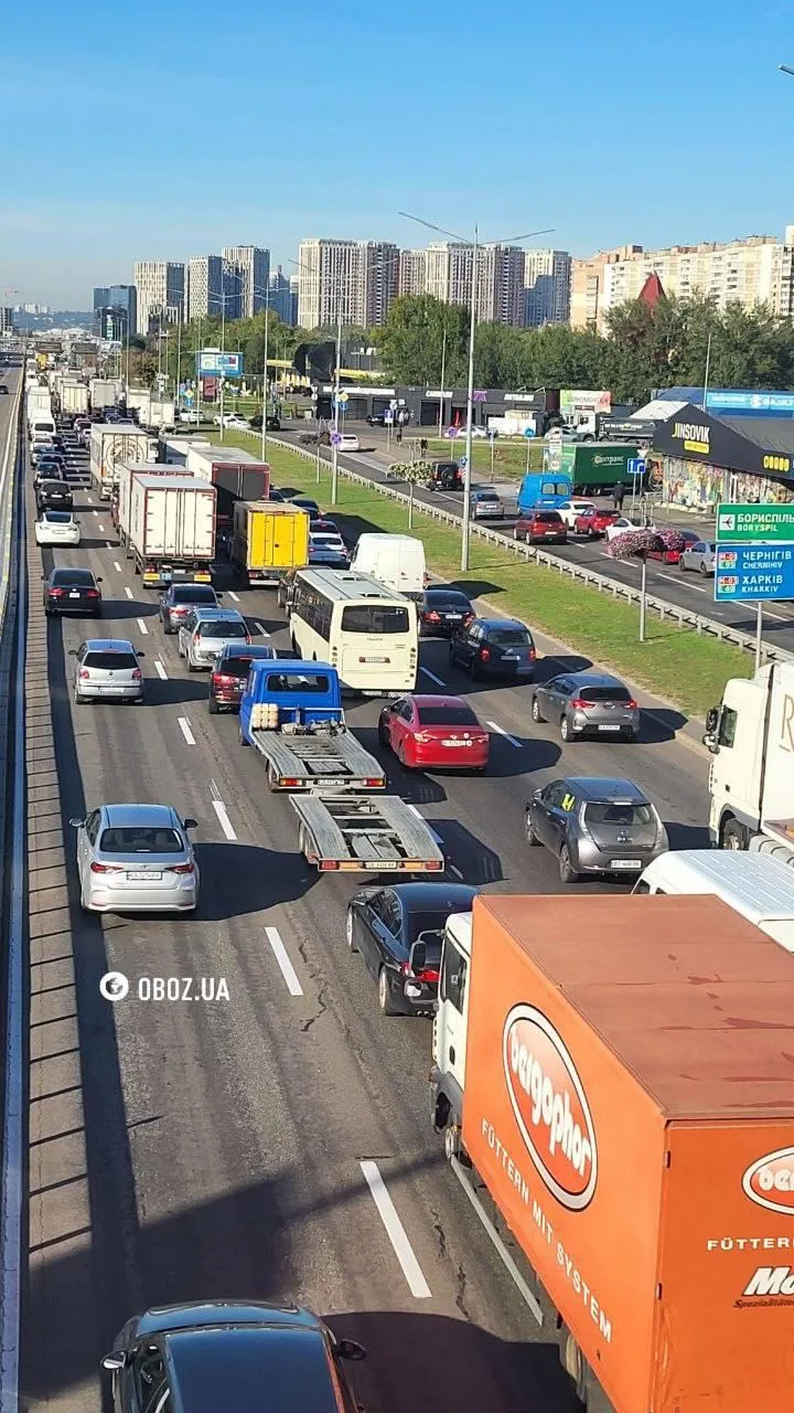 ‼️🇺🇦🏴‍☠Транспортный коллапс в Киеве: машины и метро стоят, люди пешком идут по моста...