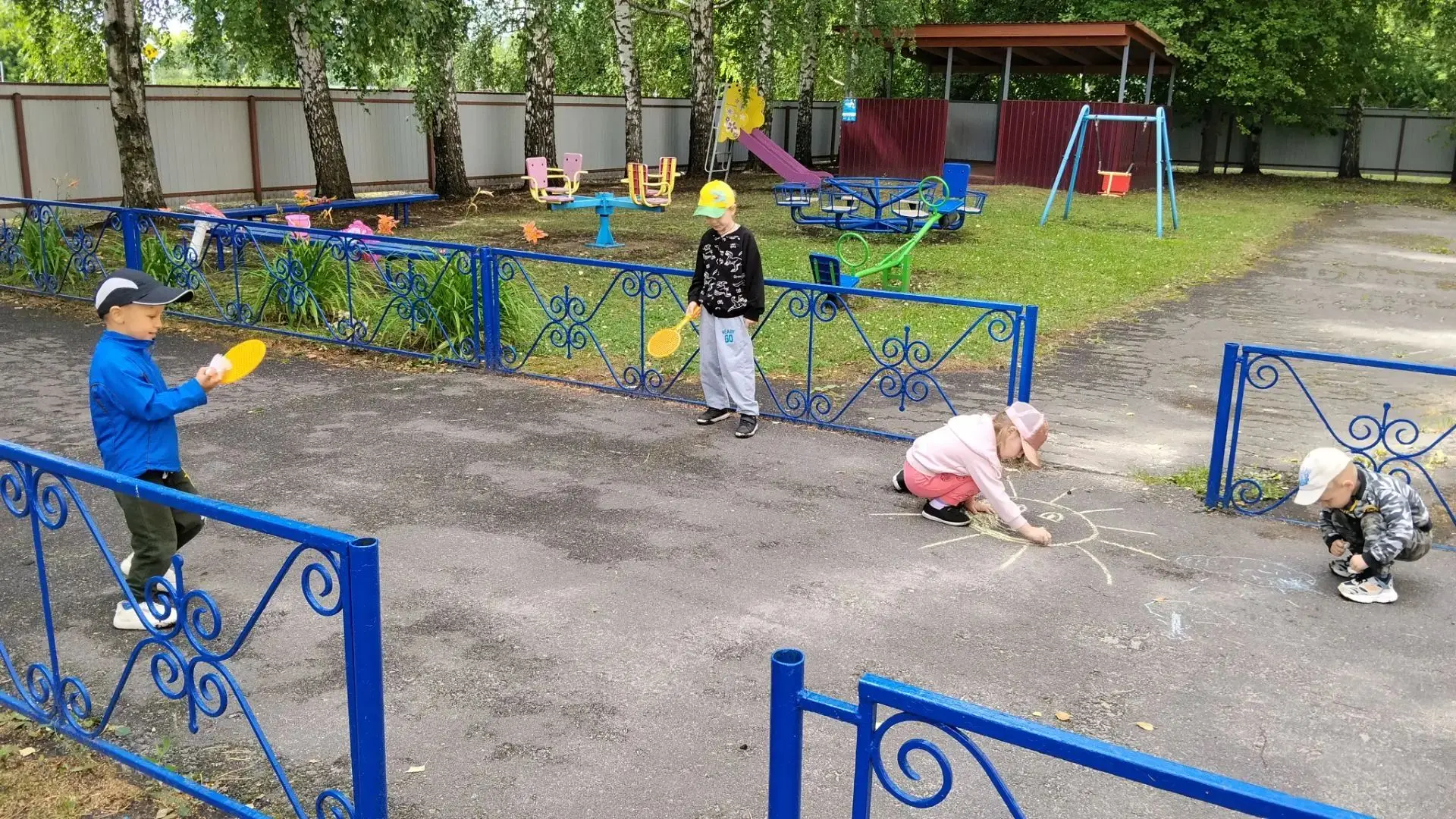 Сегодня в нашем детском саду прошёл спортивно-музыкальный праздник "Лето красное, безопасное и прекр