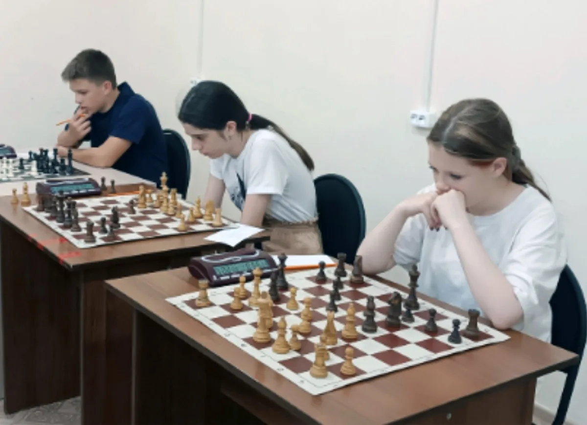 В клубе «Белая ладья» прошёл сеанс одновременной игры на десяти досках

Для местных ребят встречу 