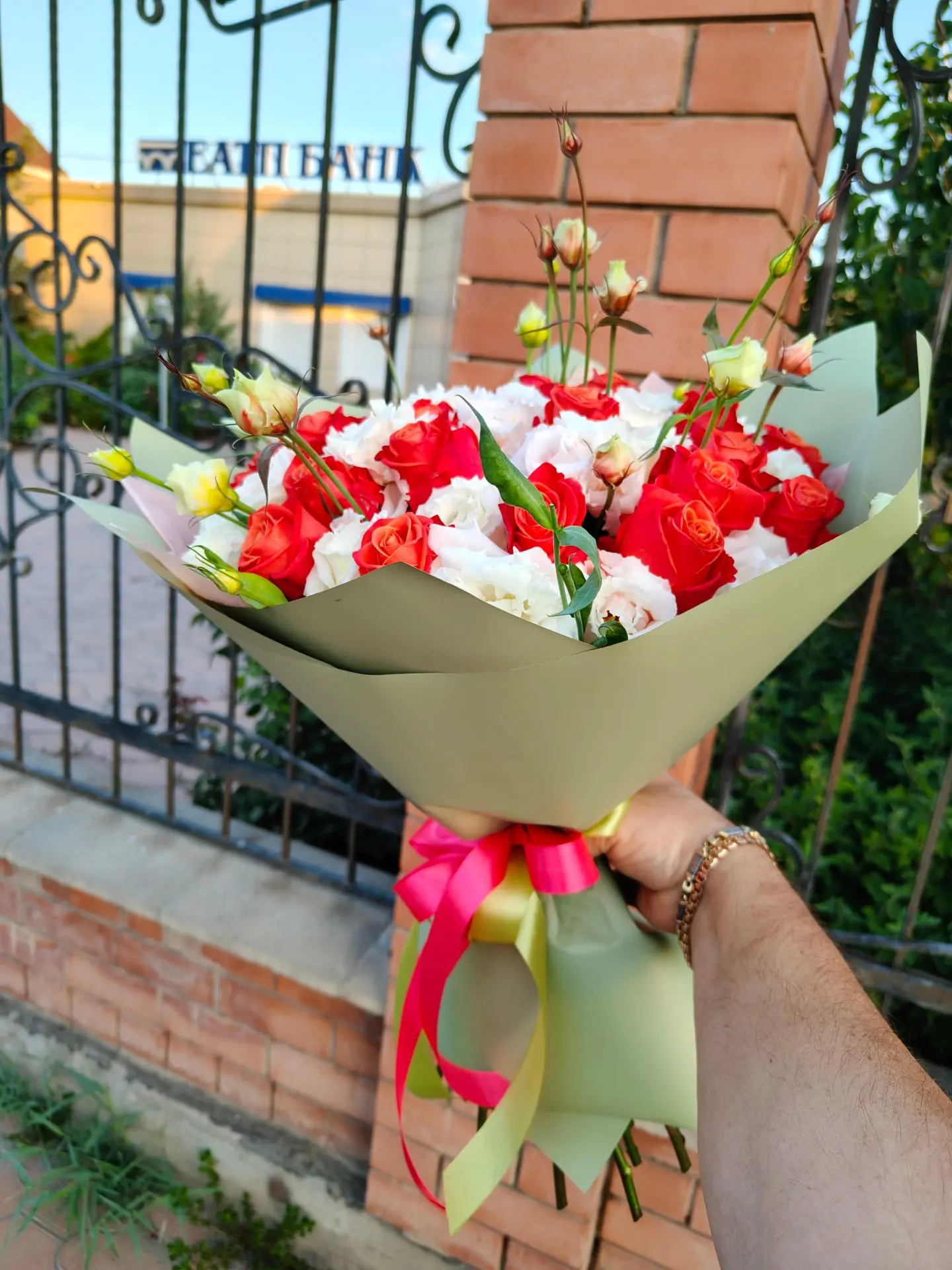 🌹🤍 В этом букете Роза, Эустома и Любовь.