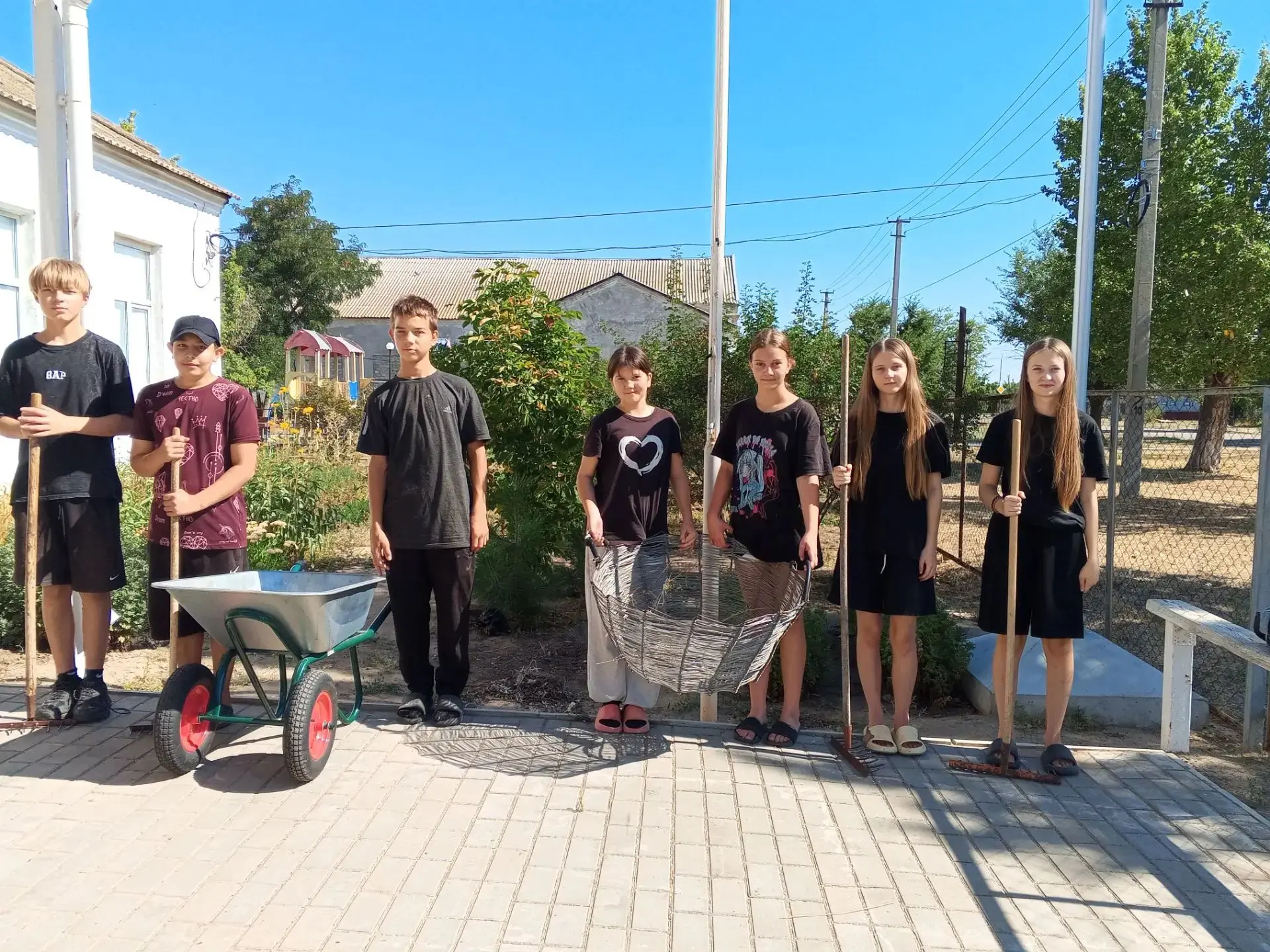 🎉 Третий день трудовой смены на пришкольном участке — и снова в деле! 🎉