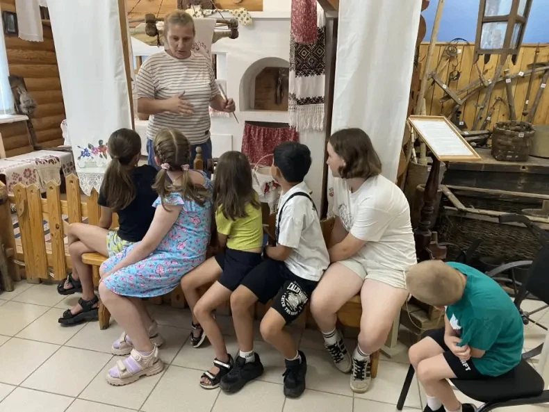 2 июля Саргатский музей вновь принимал гостей - дворовый клуб «Импульс». 
На экскурсии в Зале старин