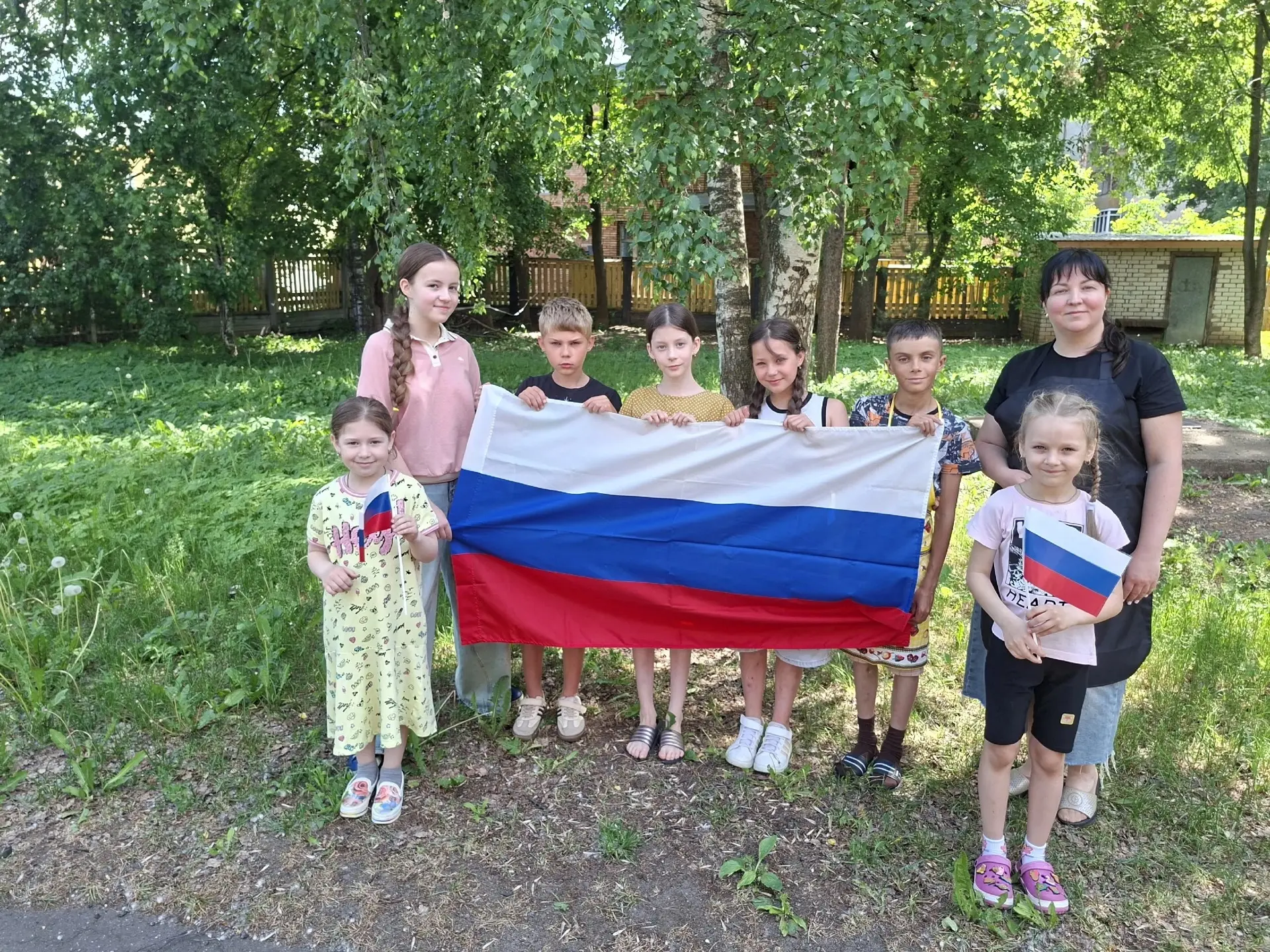 Накануне Дня России школьники и студенты Вологодской области присоединились к праздничн...