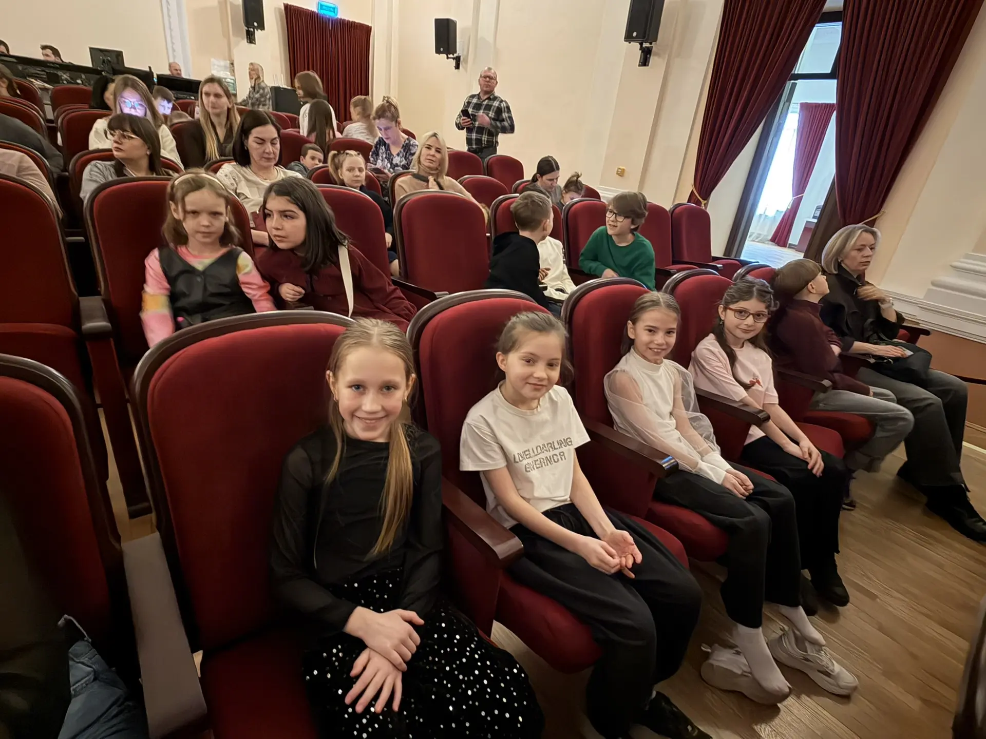 Каникулы начинаются со скаки ! 🎭  2 Б класс вместе с классным руководителем Козак Ольгой Александров