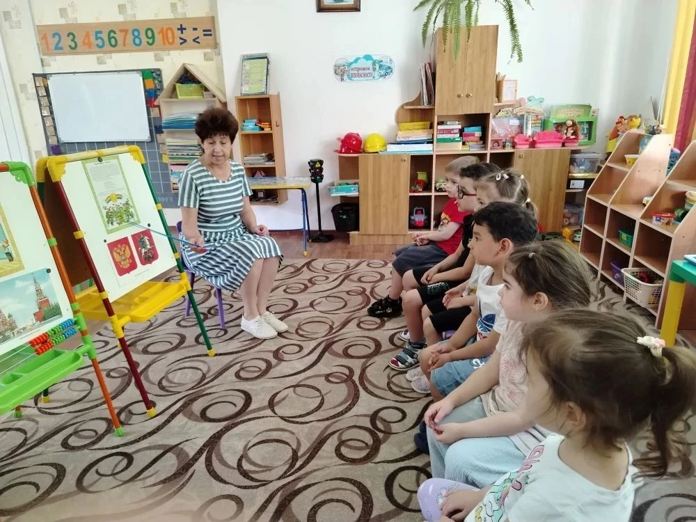 12 июня наша страна отмечает праздник - День России. Дети средне-старшей группы тоже пр...