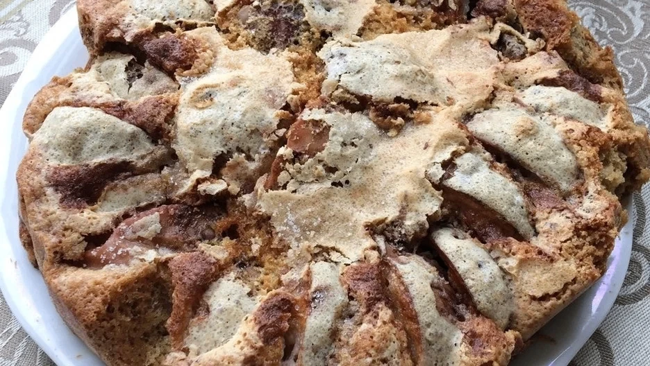 🥧 Пышная шарлотка с яблоками — домашняя выпечка на взбитых яйцах с корицей и сахарной ...
