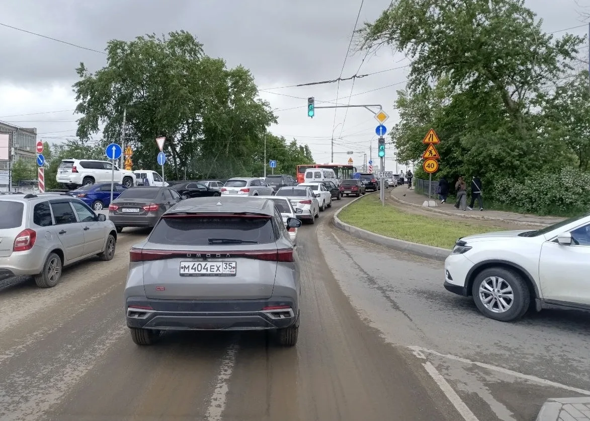Стихия на Горбатом мосту  Между этими фото - две минуты движения и буквально 10 метров. Толпящие маш