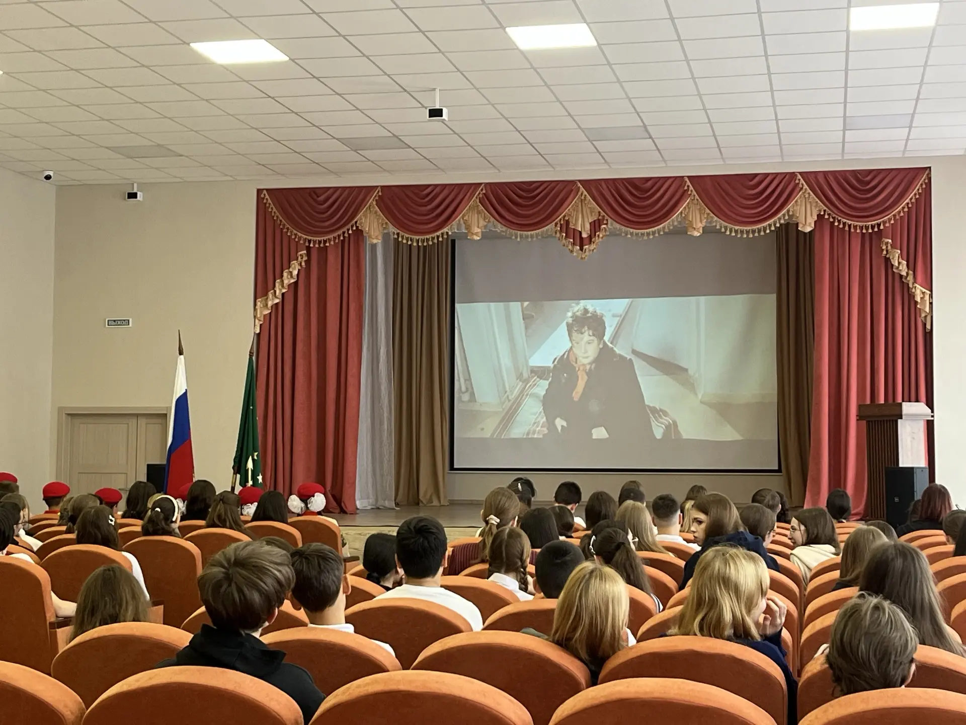 🇷🇺 Школа — это не только уроки: говорим о важном и ищем друзей!  Сегодня в нашей школе прошла торжес