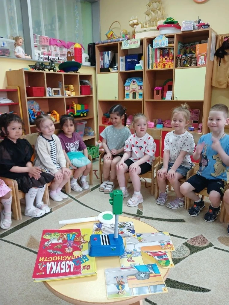«Знакомство со светофором»
Знать правила дорожного движения очень важно и изучать их нужно с раннего