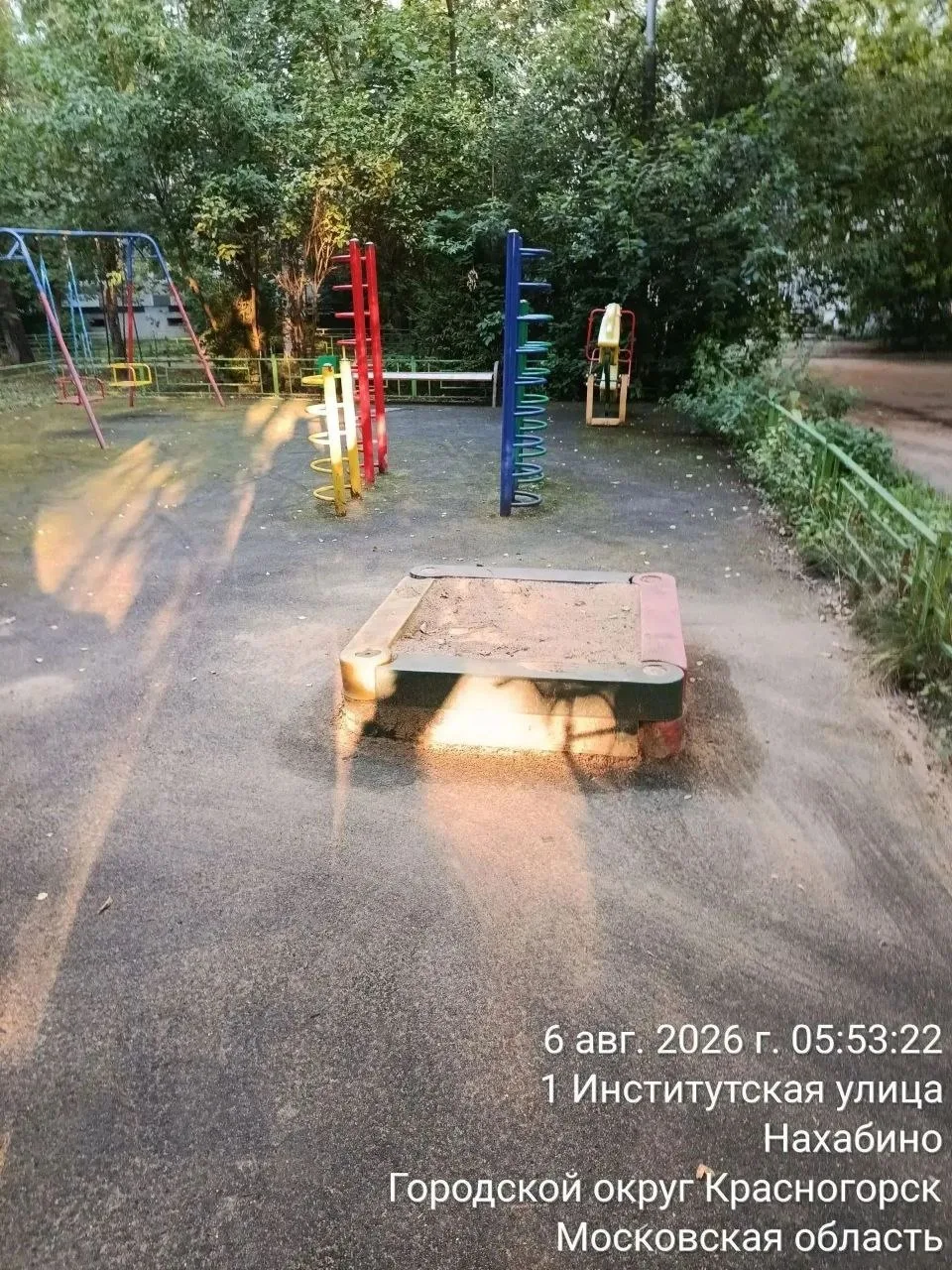 С самого утра коммунальные службы приводят территорию поселка в порядок.

Подслушано Нахабино