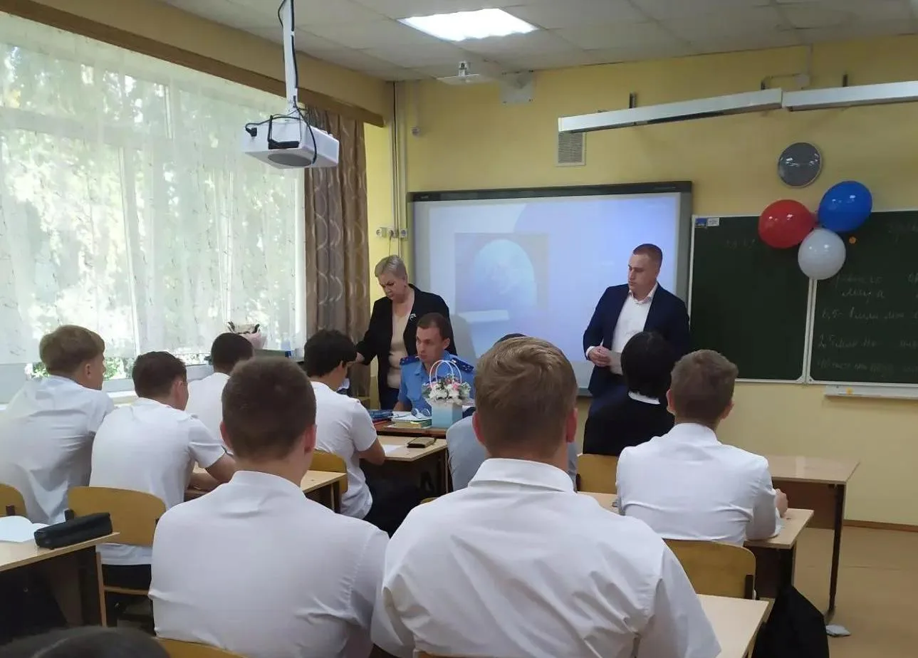 В начале сентября с коллективом педагогов и обучающихся 10 и 11 классов встретились пре...