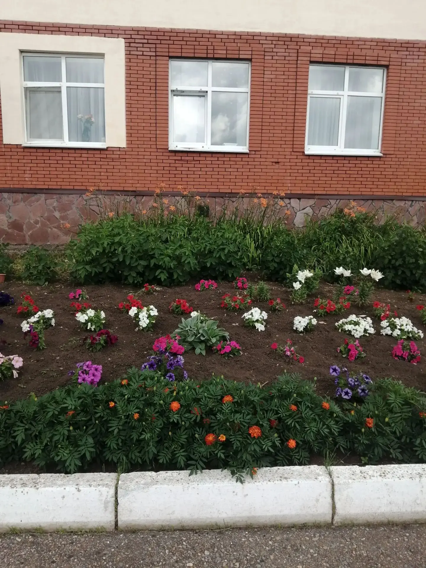 🌸Сотрудники учреждения провели субботник по прополке цветника. Дружно, без лишней спешки удалили со