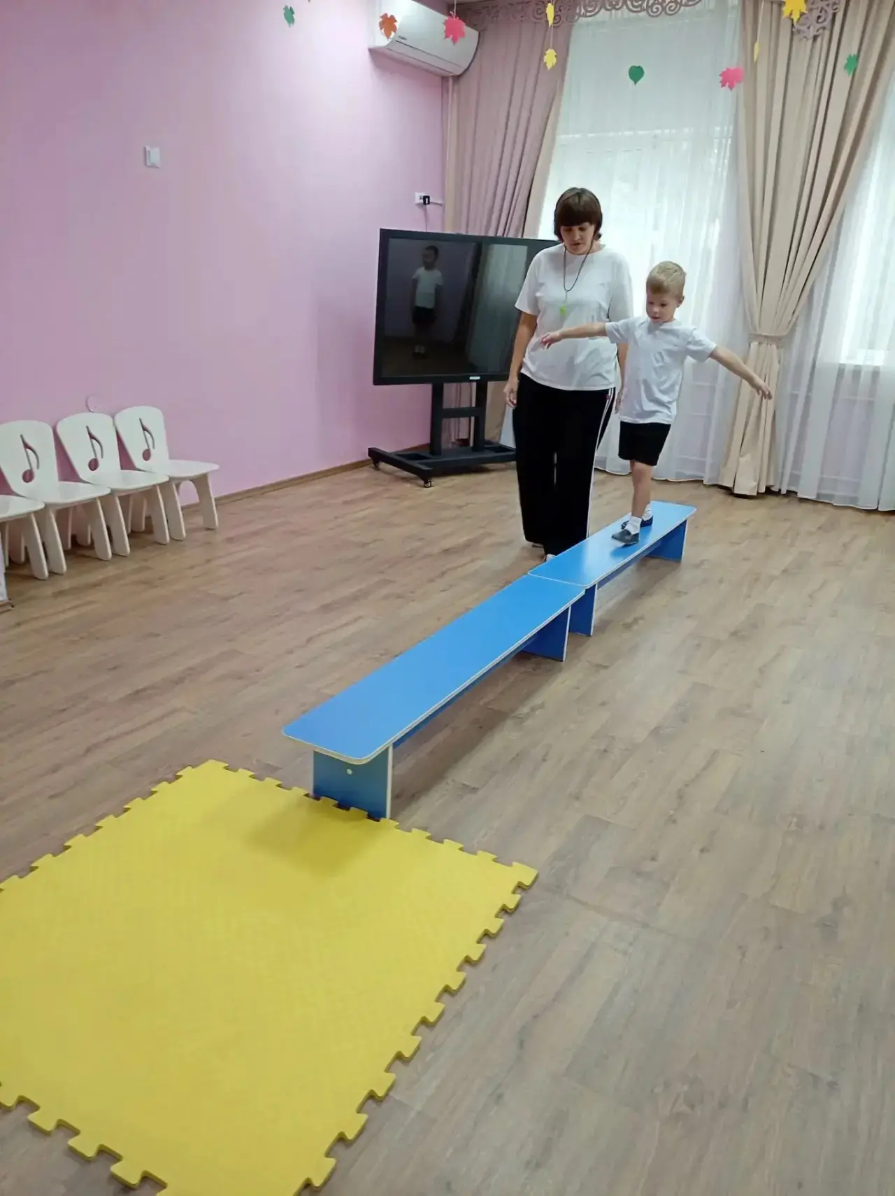Занятие по физической культуре в группе "Сказка"