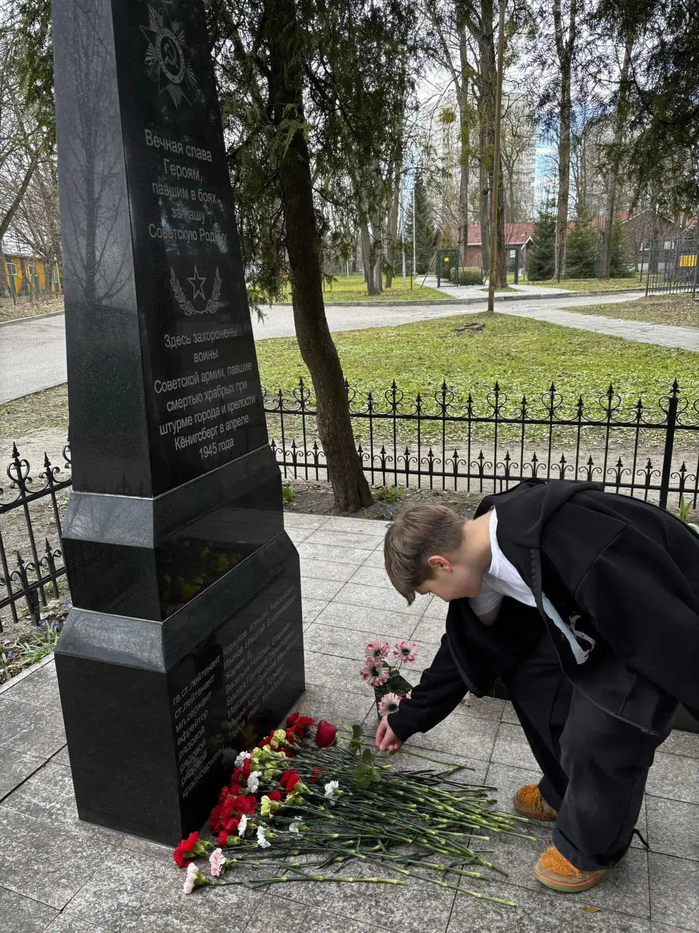 ПОМНИМ! ГОРДИМСЯ! Учащиеся 6А и 6Б классов 9 апреля  возложили цветы на братскую могилу (ул.Ялтинска