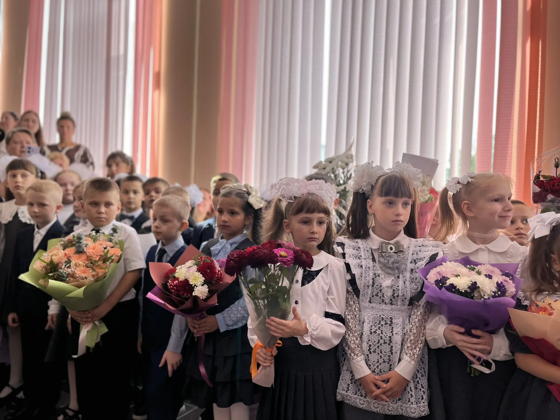 С Днем знаний! В нашей школе прозвенел первый звонок! 🔔