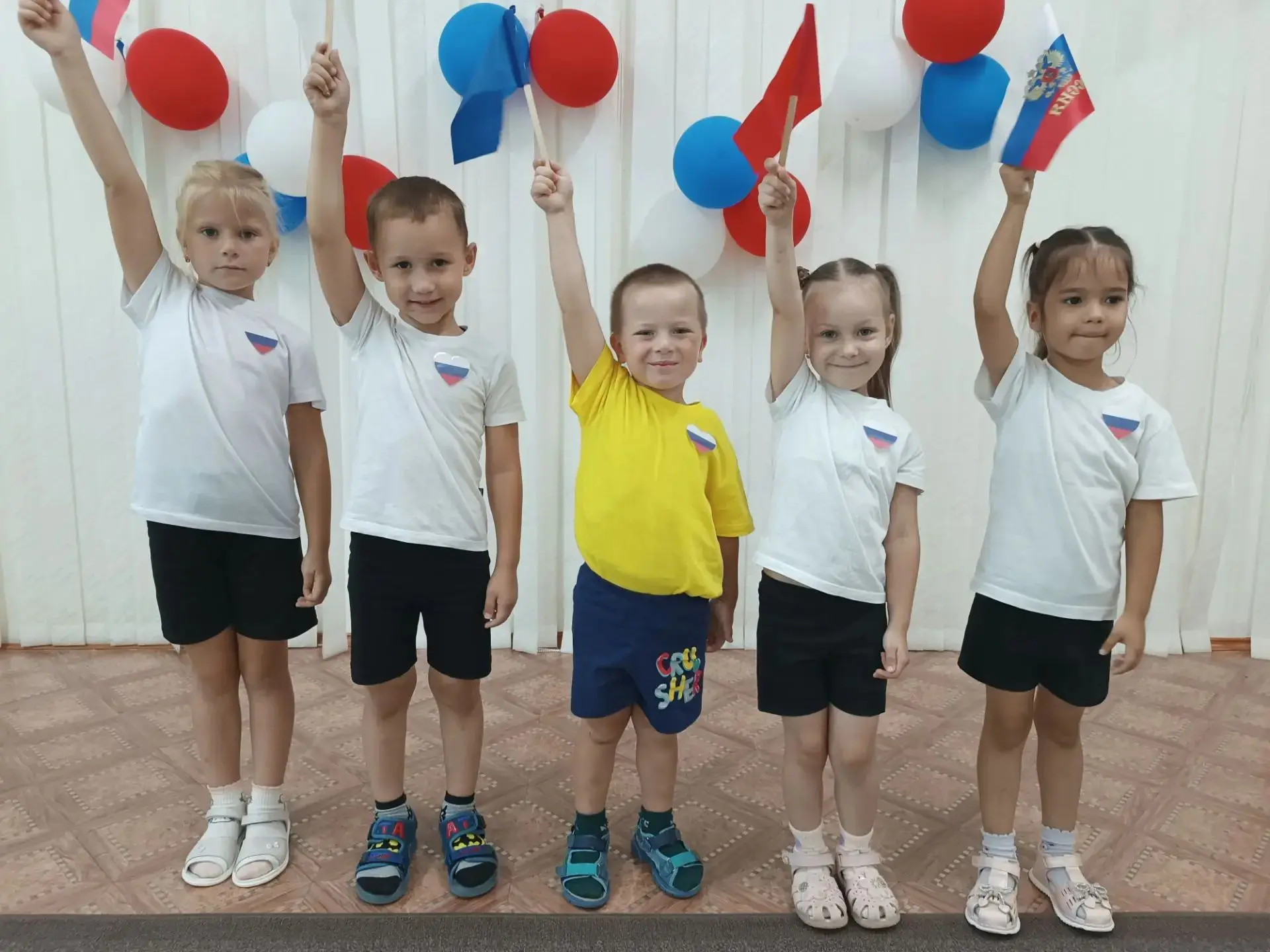 🎉 Ко Дню Государственного флага Российской Федерации в  средней группе прошло весёлое ...