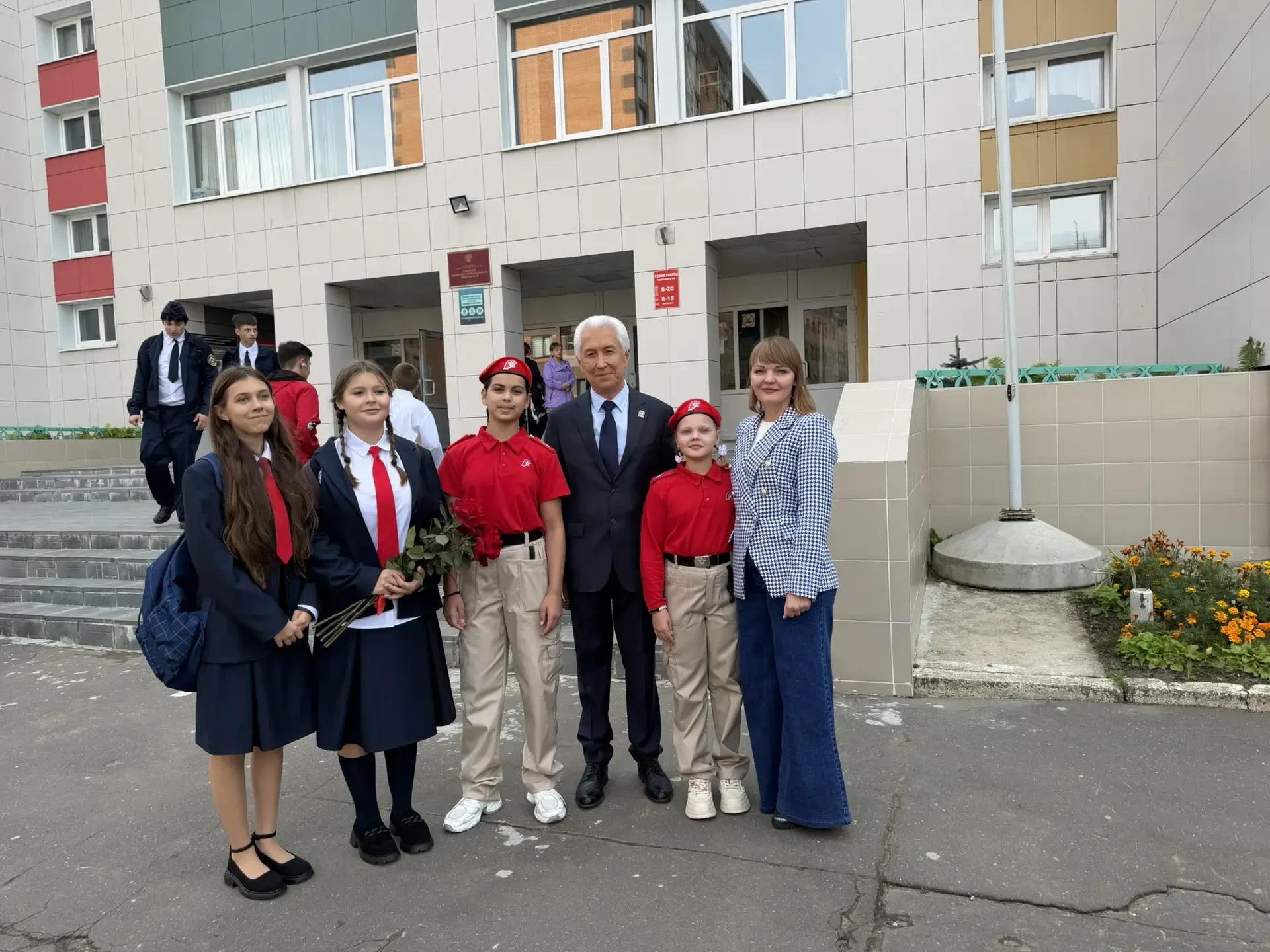 Владимир Васильев принял участие в торжественной линейке ко Дню знаний в школе №50 Твери