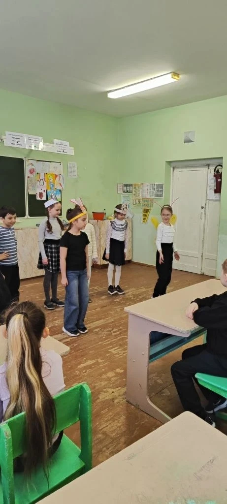 🎭 Волшебство на сцене: ученики 2б покорили зрителей!  В рамках Недели начальных классов наши юные ар
