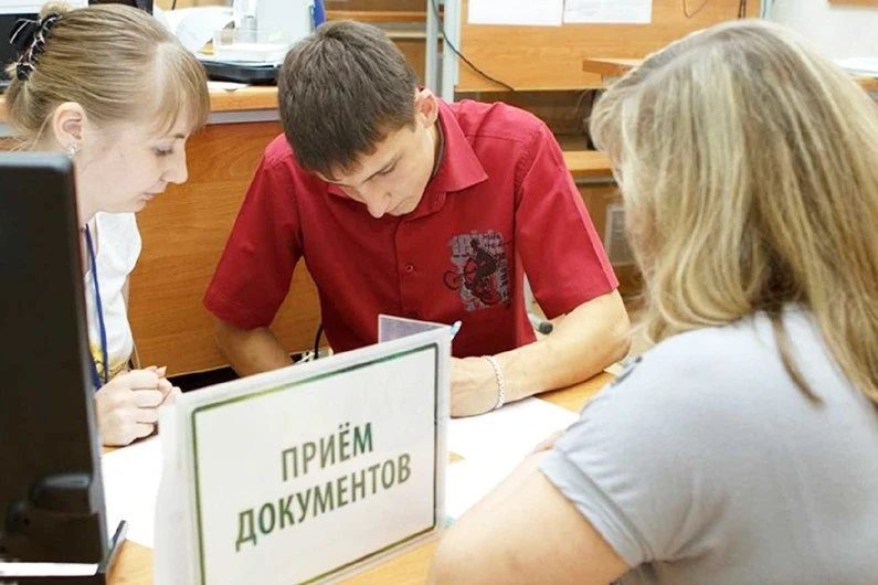 🛠 Выпускники, не сдавшие ГИА, смогут поступить в колледжи ЛНР без экзаменов
 
В ЛНР приняли закон, 